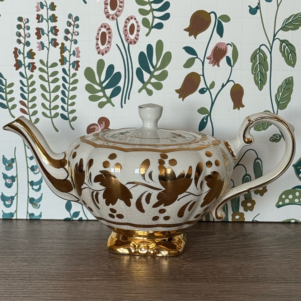 Vintage Arthur Wood Teapot model 3832